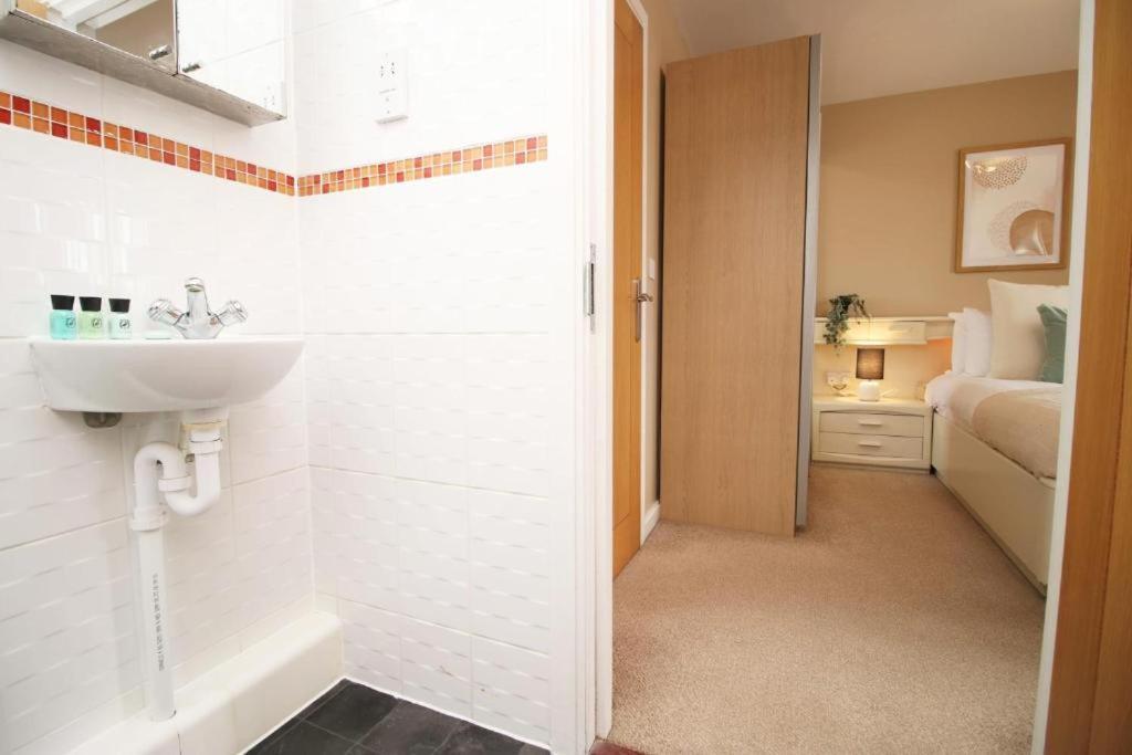 Observatory 2 Bedroom Apartment Overlooking Beach Суонзи Екстериор снимка