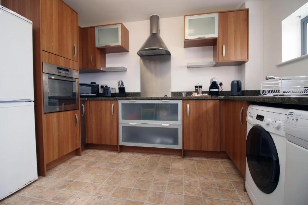 Observatory 2 Bedroom Apartment Overlooking Beach Суонзи Екстериор снимка