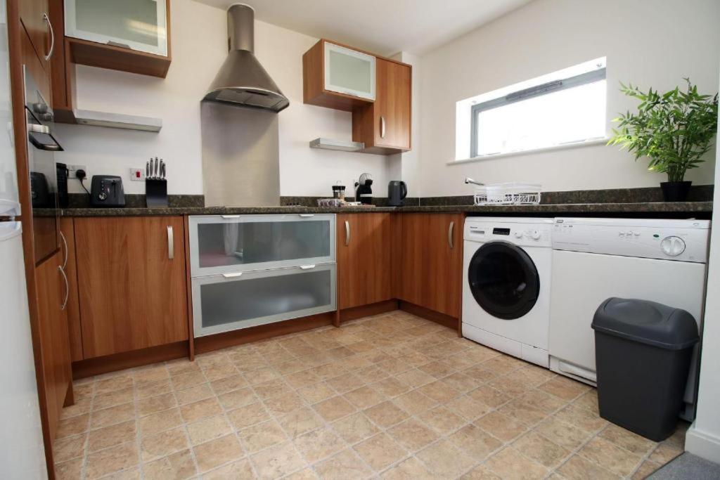 Observatory 2 Bedroom Apartment Overlooking Beach Суонзи Екстериор снимка