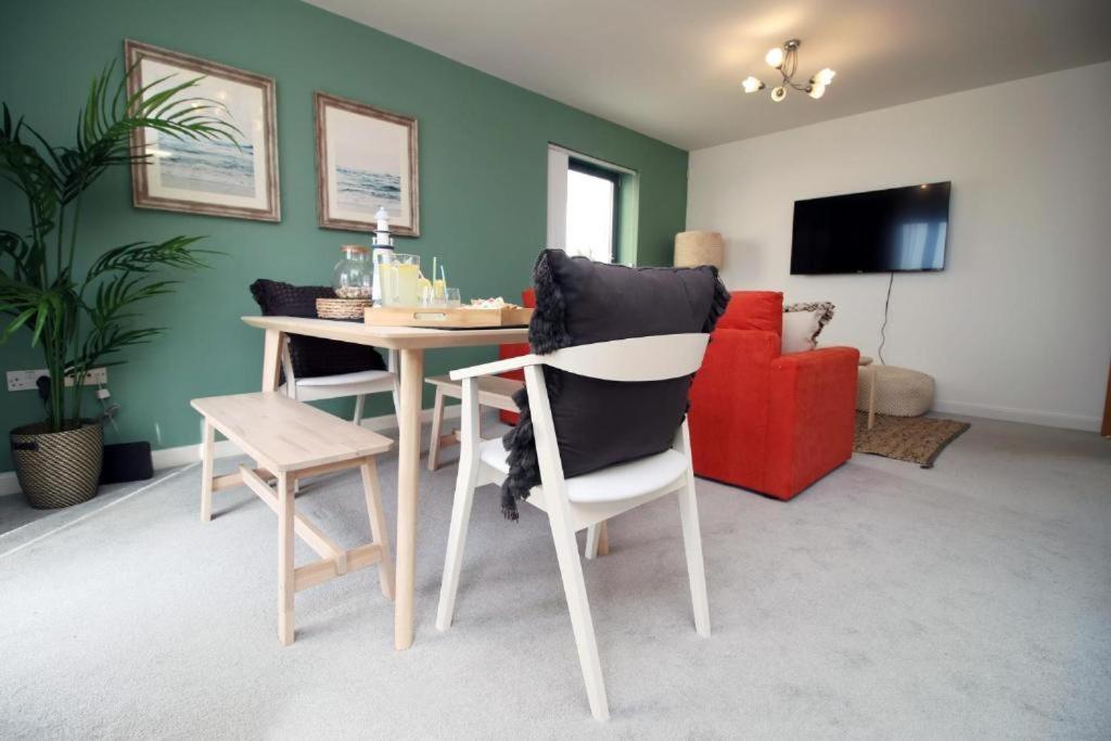 Observatory 2 Bedroom Apartment Overlooking Beach Суонзи Екстериор снимка