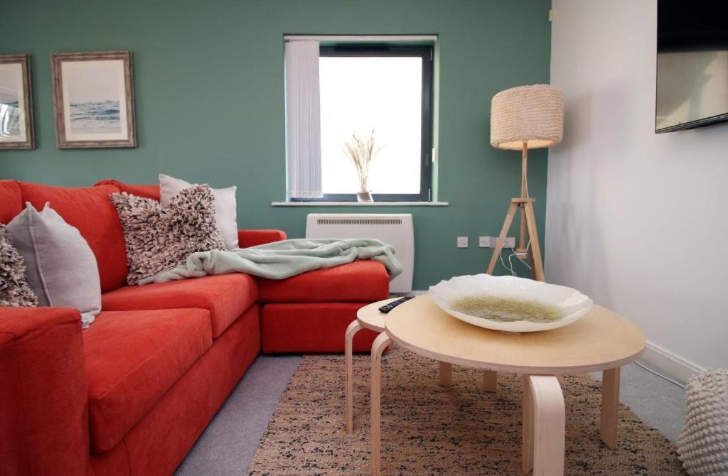 Observatory 2 Bedroom Apartment Overlooking Beach Суонзи Екстериор снимка